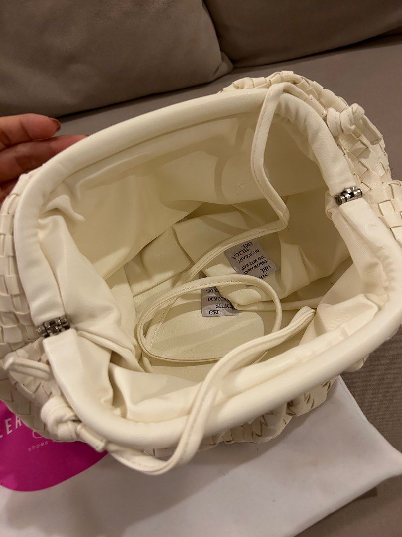 Bag (Category: Clutches) located in Georgetown. Submitted by speciallyforu (Listing ID 1242506713, Image 3). Description: .