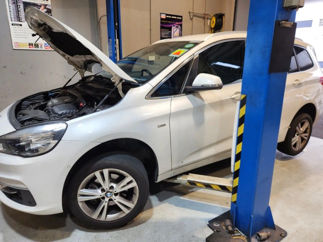 BMW F46 216D Change Front Caliper Repair Kit, Front OEM Brake discs