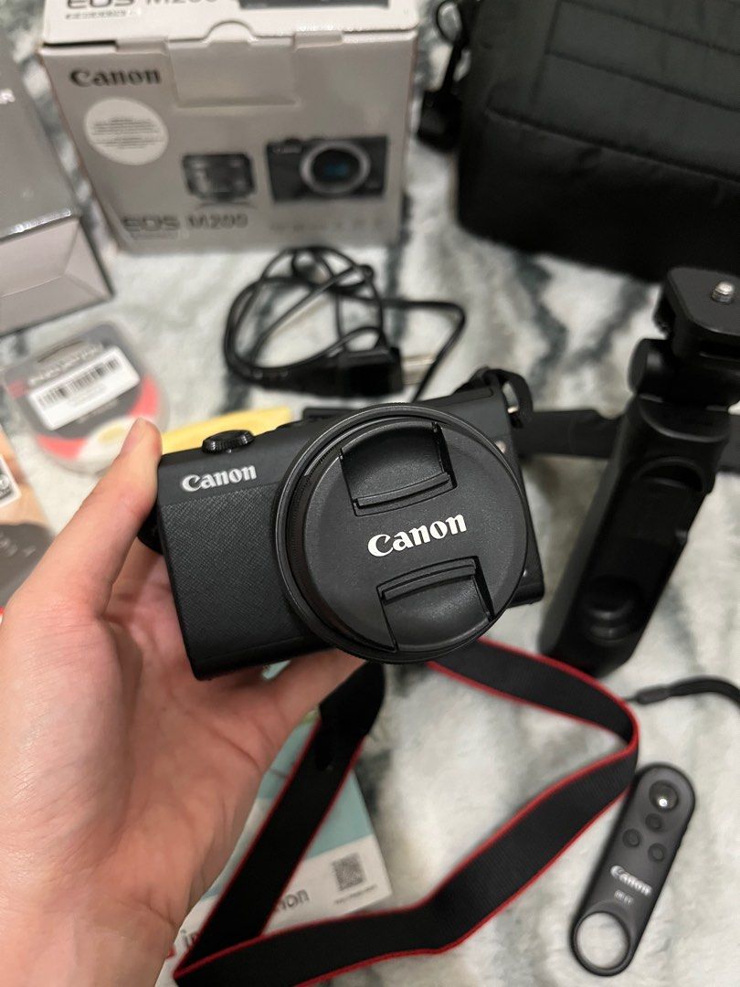 CANON EOS M200 Mirrorless Camera with HG100TBR Tripod and Clicker on