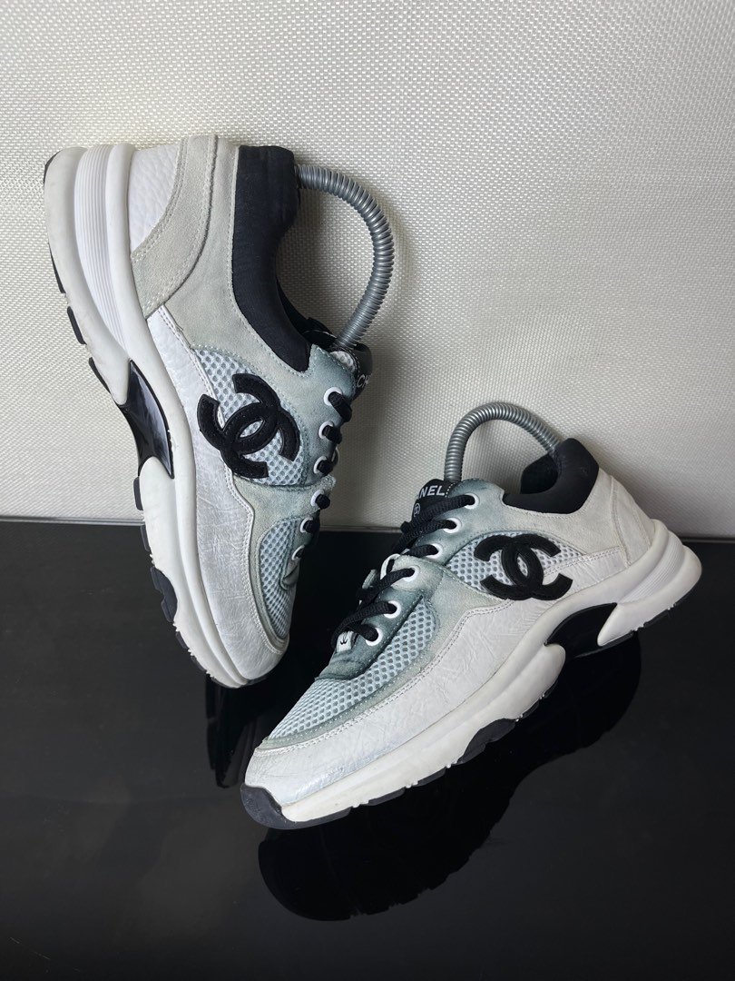 Chanel hotsell zwarte sneakers