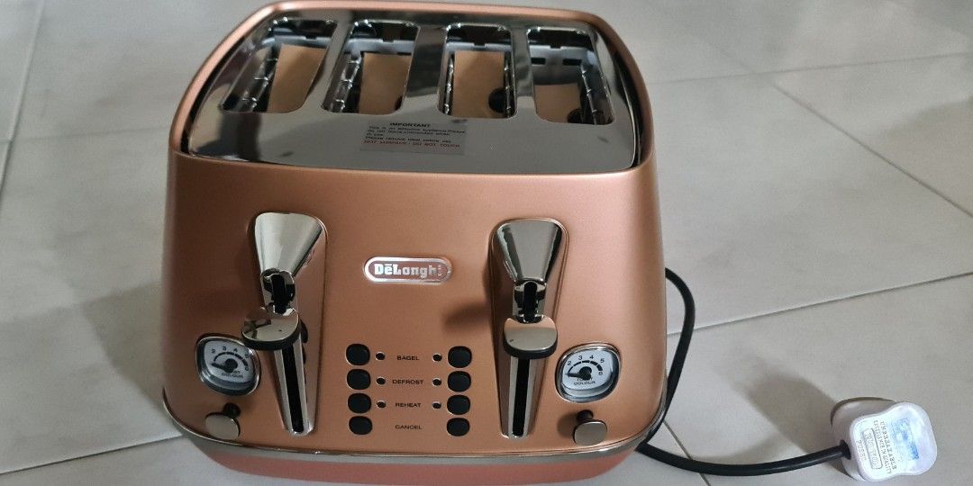 Delonghi 4 slice Toaster, TV & Home Appliances, Kitchen Appliances
