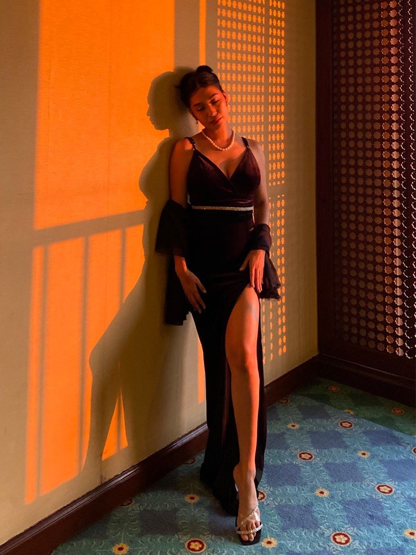 Formal Long Gown (Category: Dresses) located in Manila. Submitted by hellostellaa (Listing ID 1242480838, Image 1). Description: •Used once only •velvet texture •with belt/choker •gcash payment •lalamove/grab •size: s-m.