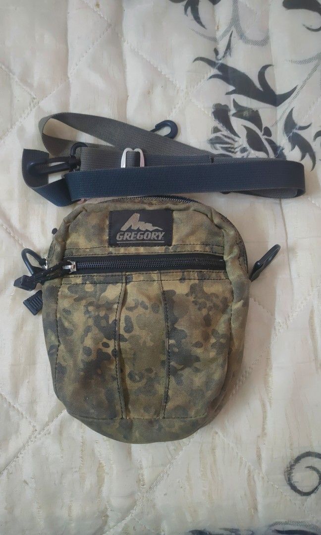 gregory (Category: Sling Bags) located in Mambang Di Awan. Submitted by mohamadadnanbinariffin (Listing ID 1242528066, Image 1). Description: For sale Gregory VTG camo made in USA Saiz M tali ori. cond:9/10..(satu zip rosak,lain2 ok).