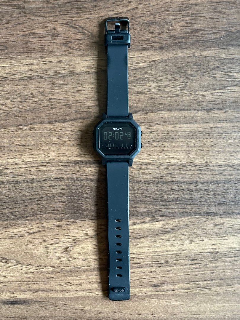 Nixon siren all black top