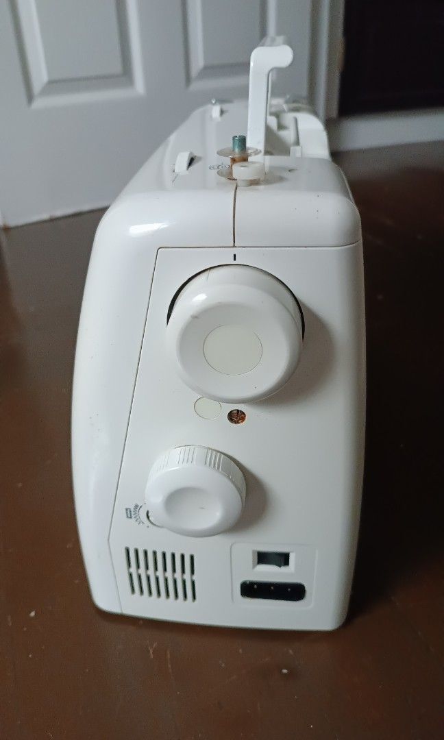 Singer sewing machine Model e99670, TV & Home Appliances, Other Home