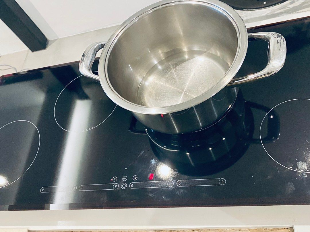 VZug induction hob cooker, not Miele gaggenau smeg , TV & Home