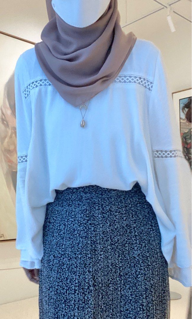 White blouse (Category: Blouses) located in Shah Alam. Submitted by syrahh (Listing ID 1242363321, Image 2). Description: Tagging L (m to l prefer) Bust 22inch length 24inch Baggy style but material soft cotton baju akan terletak pada badan can meet up or cod area shah alam ❤️.