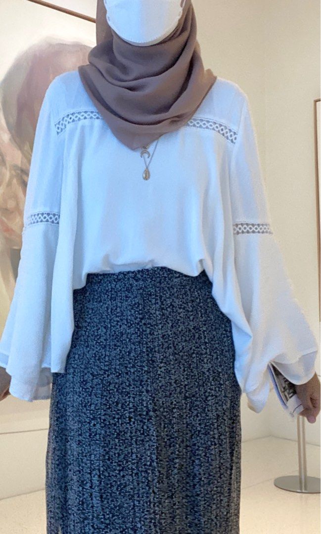 White blouse (Category: Blouses) located in Shah Alam. Submitted by syrahh (Listing ID 1242363321, Image 3). Description: Tagging L (m to l prefer) Bust 22inch length 24inch Baggy style but material soft cotton baju akan terletak pada badan can meet up or cod area shah alam ❤️.