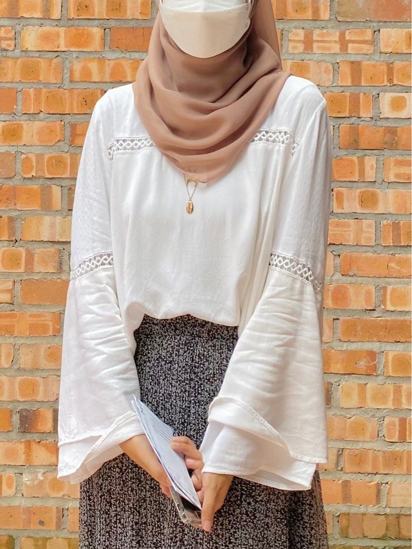 White blouse (Category: Blouses) located in Shah Alam. Submitted by syrahh (Listing ID 1242363321, Image 1). Description: Tagging L (m to l prefer) Bust 22inch length 24inch Baggy style but material soft cotton baju akan terletak pada badan can meet up or cod area shah alam ❤️.