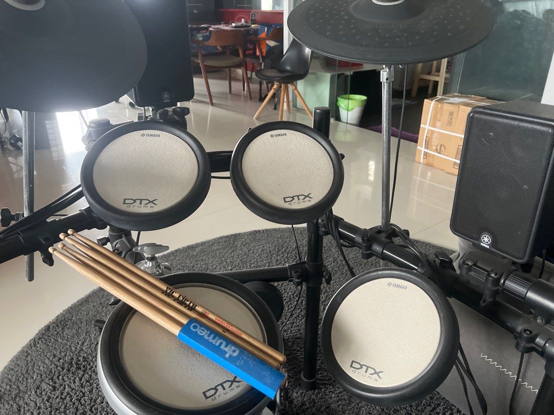 Yamaha Electronic Drums DTX 542K complete with Yamaha amplifier