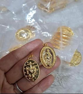 18k Molded Holy Mary Medallion Pendant

- Lightweight gold content, not pawnable po ito since meron po tayong pinalagay na molder sa loob para mas tumibay at magamit araw araw.