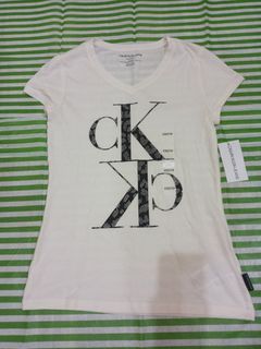 💯 Original Calvin Klein VNeck Shirt