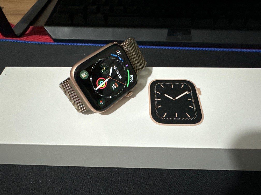 Apple Watch Series 5 comes with original box and strap Mobile