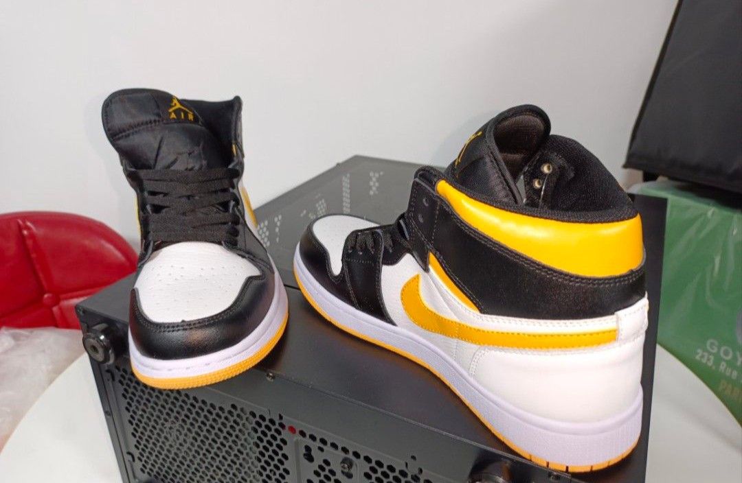 Air jordan hotsell 1 orange mid