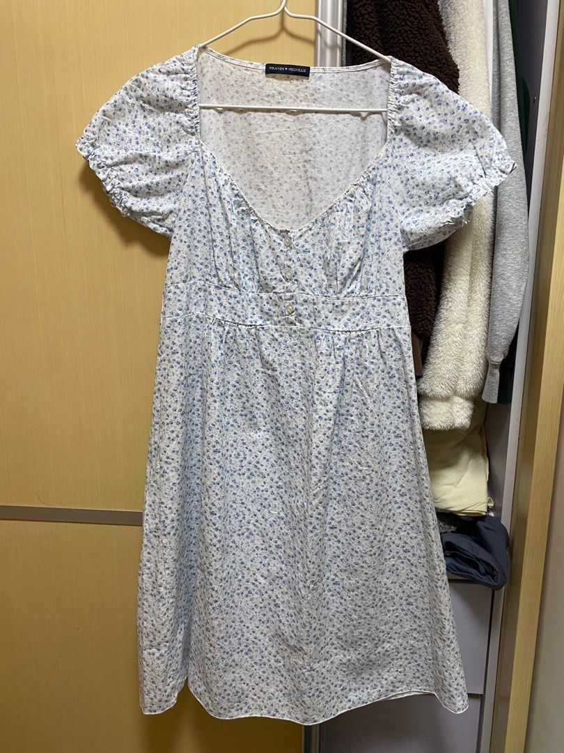 Brandy Melville blair dress [ blue floral], 女裝, 連身裙& 套裝, 連身裙- Carousell