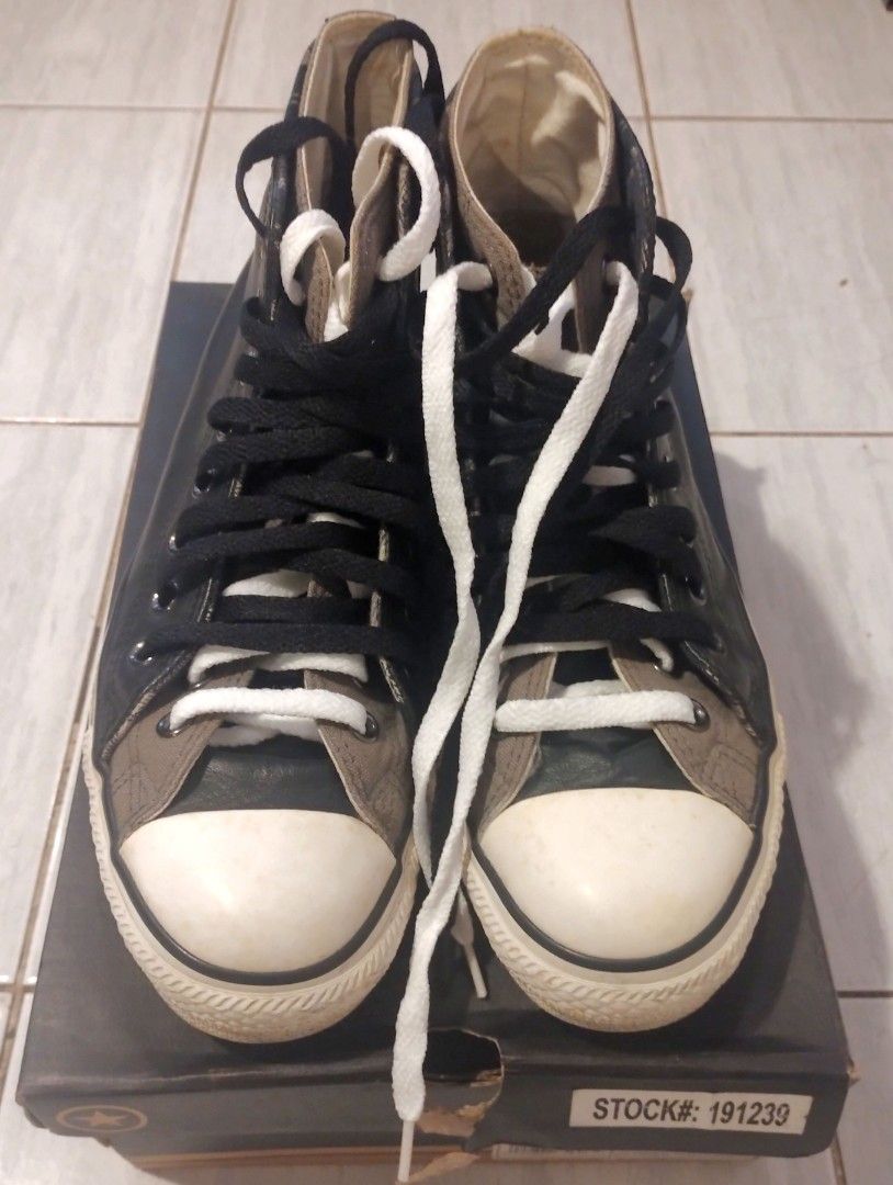 Converse Chuck Taylor high top leather (Category: Sneakers) located in Cainta. Submitted by dawni2506 (Listing ID 1242580487, Image 2). Description: High cut double layer chucks by Converse. Inner is canvas, outer is leather. Kakabili din po dito s Carousell but haven't used it because it's too big for my son. Sayang nga, ganda p naman nya. No cracks or peeling s leather, light usage s soles. Selling coz I need to get him another pair lol 8.5 US 