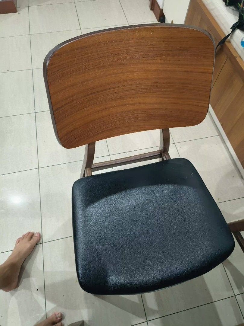 Dining Table Set (Category: Tables & Sets) located in Singapore. Submitted by syk1938 (Listing ID 1242641942, Image 2). Description: glass top table set with 4 chairs able to extend to sit 8 person.