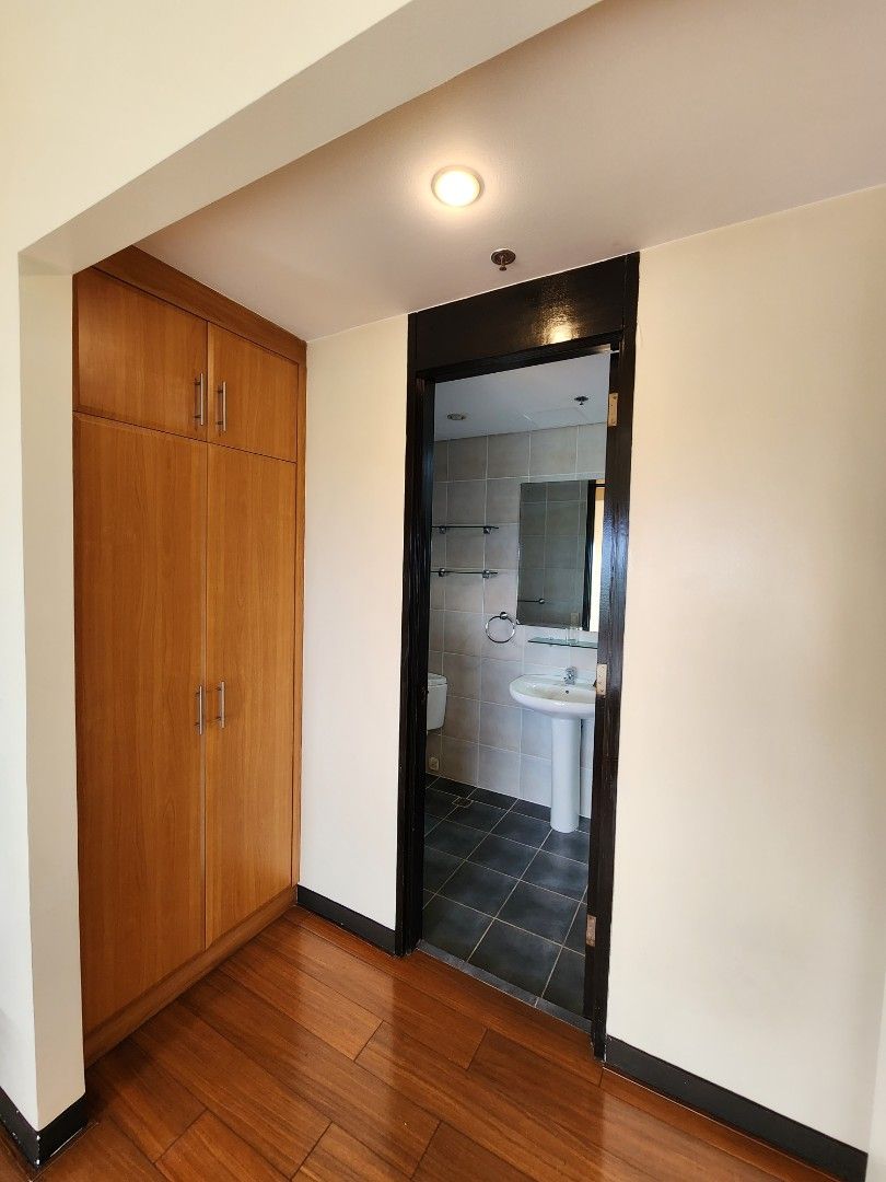 For Sale 2BR Fairways Tower BGC, Property, For Sale, Apartments