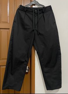 GU curved tuck pants (B)