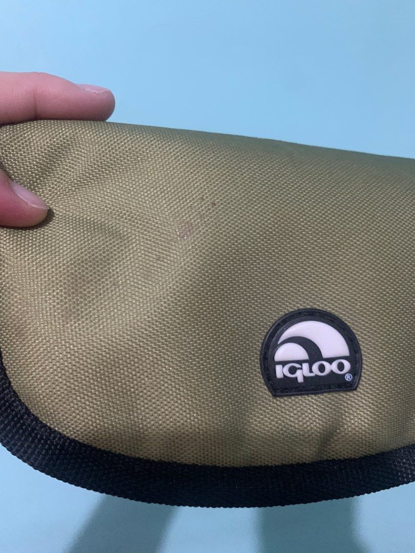 Igloo Lunch Bag (Category: Food Organization & Storage) located in Pasig City. Submitted by jjsm1316 (Listing ID 1242627260, Image 3). Description: Igloo lunch bag Never used, only stored With small stain (see pic).