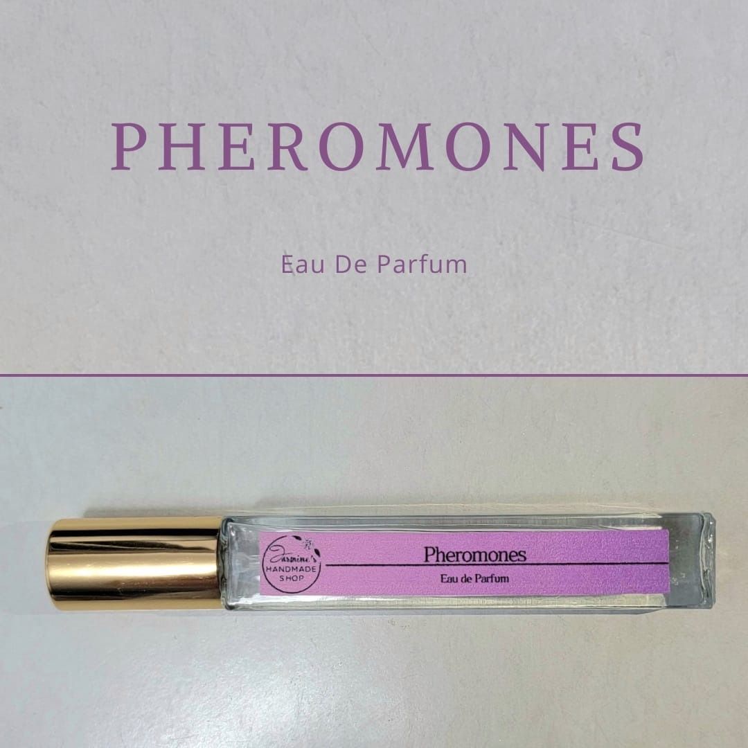 JHS Pheromones （分類：化妝品）位於 Hong Kong。 由 3trillion 提交（商品編號 1242539708，圖片 1）。簡介： PHEROMONES 10ML TOP NOTES: MARINE & OZONE, PEACH, GRAPEFRUIT 前調：海洋，蜜桃，葡萄柚 MIDDLE NOTES: WHITE TEA, FRANGIPANI 中調：白茶，雞蛋花 BASE NOTES: HONEY, VANILLA BEAN, WHITE MUSK, AMBER 後調：蜜糖，雲呢拿，白麝香，琥珀 香水靈感 甜蜜情侶在白色沙灘上享受浪漫假期，吹微風聽海浪曬太陽，悠閒自在地玩樂暢泳。蜜桃，蜜糖，雲呢拿載滿著他們愉快回憶，白麝香，琥珀代表他們有著深厚的感情，像木質一樣堅固。費洛蒙信息素能吸引異性，好感度提高，甜蜜愛情倍增 。
