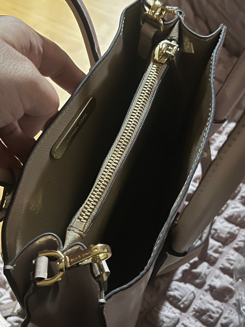 Michael Kors Heart Studded Mercer Bag (Category: Luxury Bags & Wallets) located in Santa Cruz. Submitted by nierol11 (Listing ID 1242624229, Image 3). Description: preloved michael kors Mercer Medium Size.... may konting sign of usage kse po preloved saka may bubble sa isang side but still maganda pa.. na stock lang po. may tape pa un hardware sa ilalim . Pay Now Ship TOM plus sf J&t Courier .