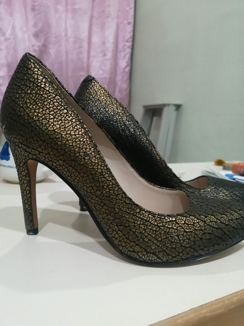 Clarks outlet gold pumps
