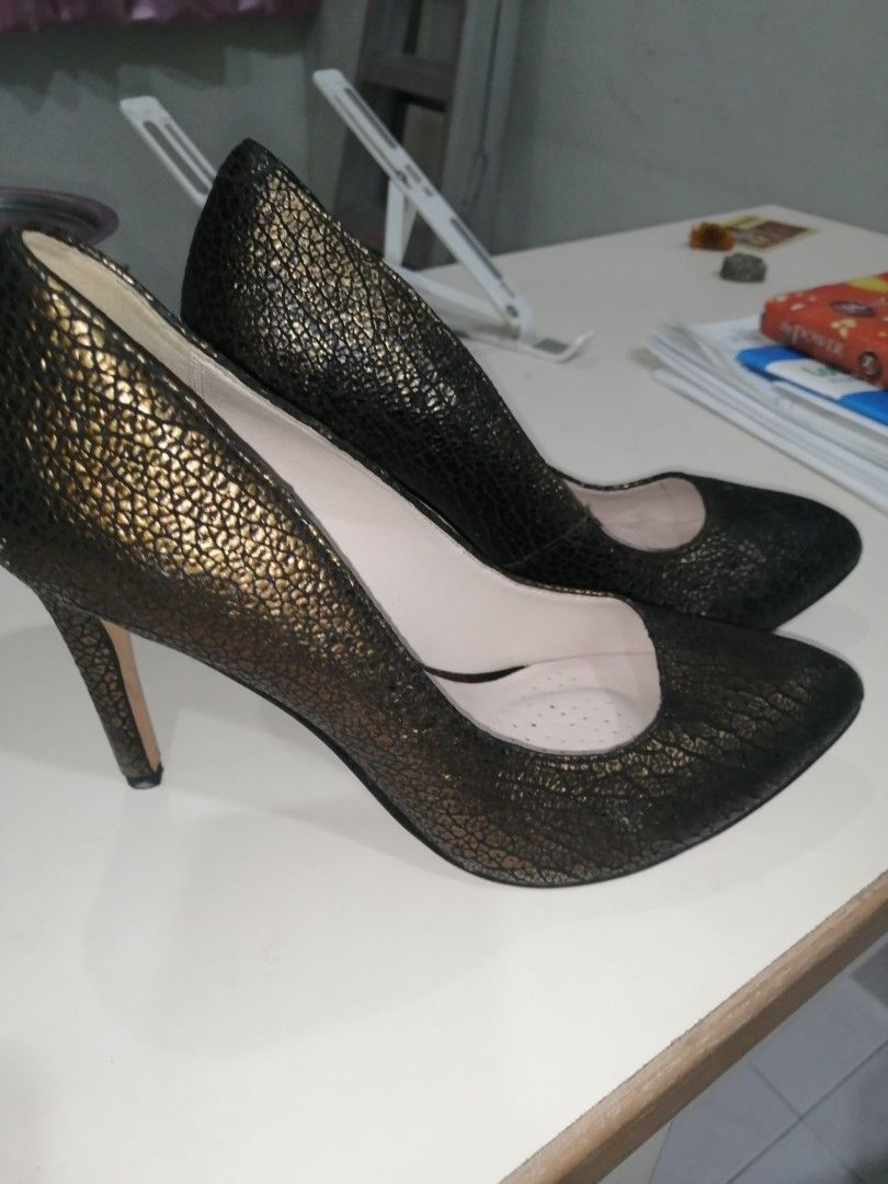 CLARKS HEELS MEMORY FOAM ALDO CHARLES KEITH CHRISTY NG
