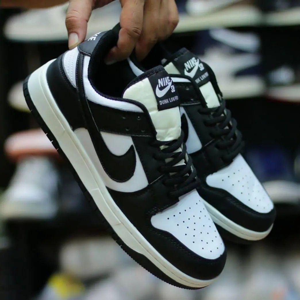 dunk sb black and white