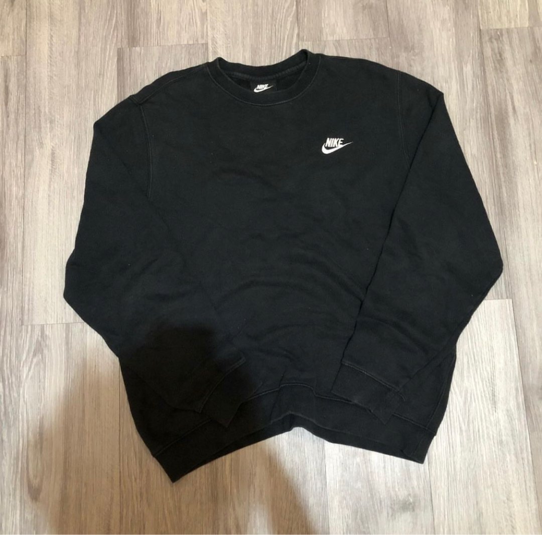 Nike Small Logo Crewneck, Fesyen Pria, Pakaian , Atasan di Carousell