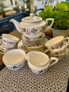Royal Worcester - June Garland 22-piece tea set