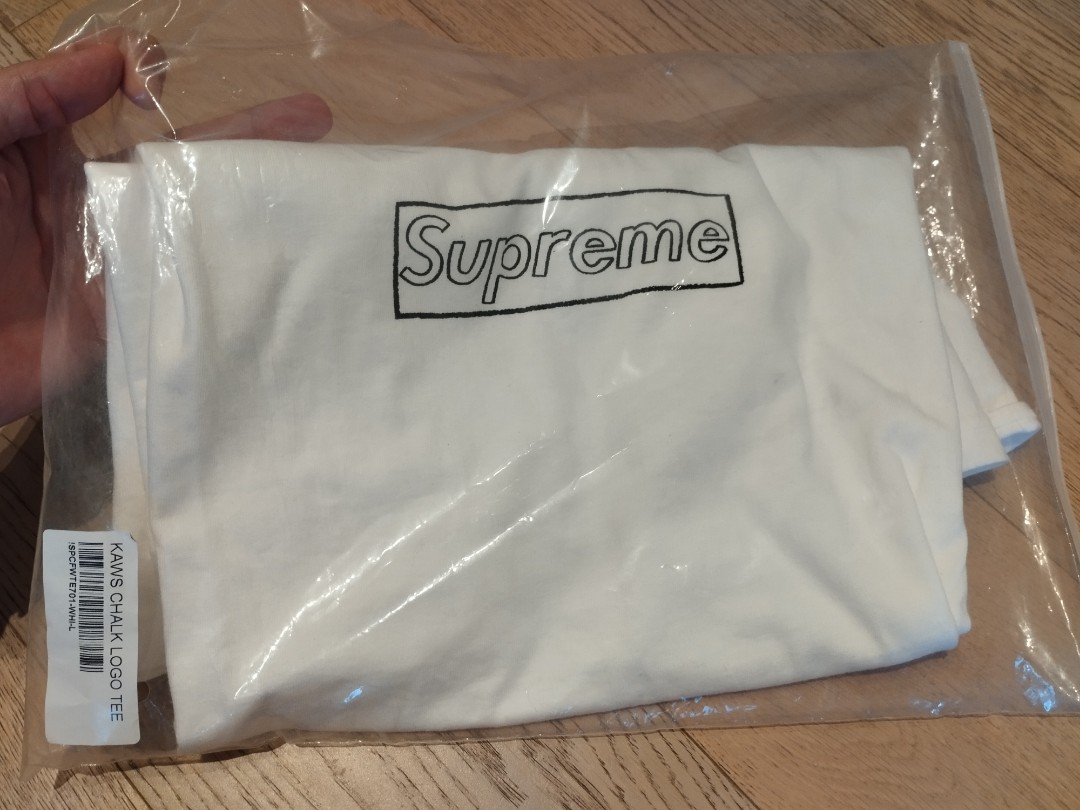 Supreme kaws chalk logo tee 白色box logo tee, 名牌, 服裝- Carousell