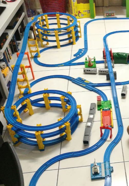 Tomy hotsell train tracks