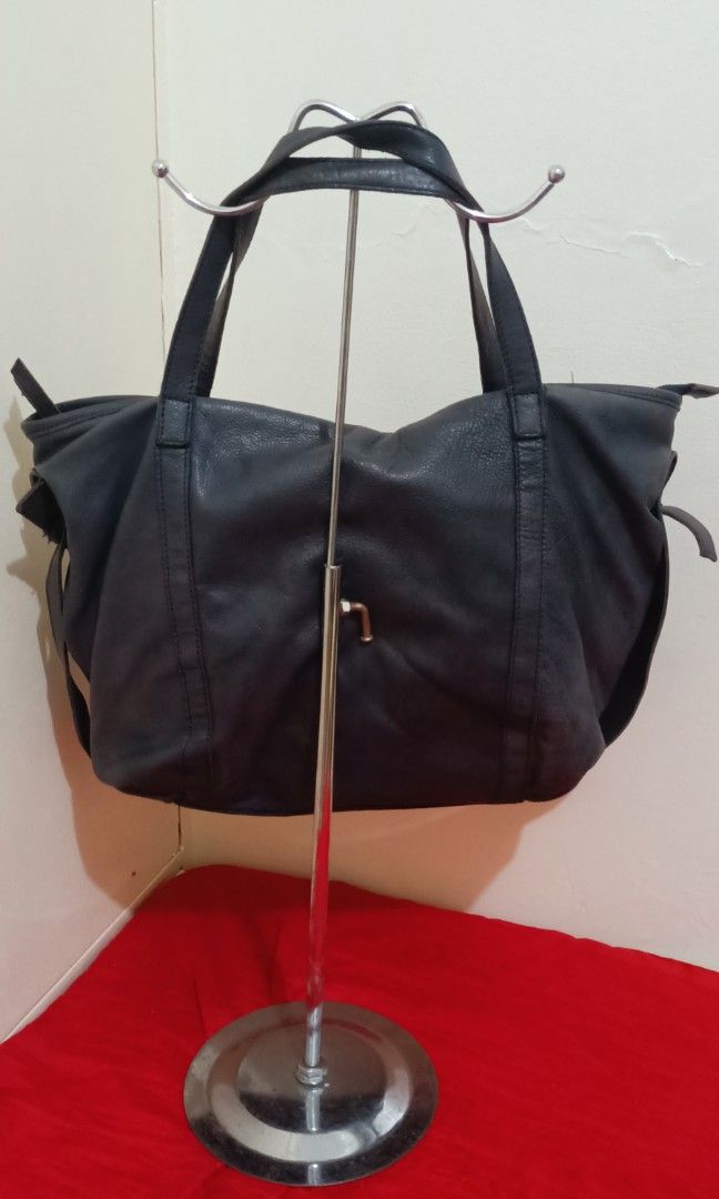 The AS Genuine leather Shoulder bag (Category: Shoulder Bags) located in Quezon City. Submitted by krt0912 (Listing ID 1242609435, Image 2). Description: Preloved THE AS Genuine leather shoulder bag with sling with minimal signs of used. Size: 16" x 14".
