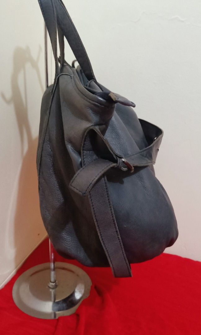 The AS Genuine leather Shoulder bag (Category: Shoulder Bags) located in Quezon City. Submitted by krt0912 (Listing ID 1242609435, Image 3). Description: Preloved THE AS Genuine leather shoulder bag with sling with minimal signs of used. Size: 16" x 14".