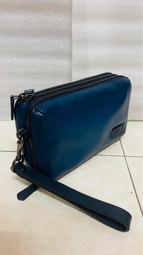 Tumi clutch outlet man