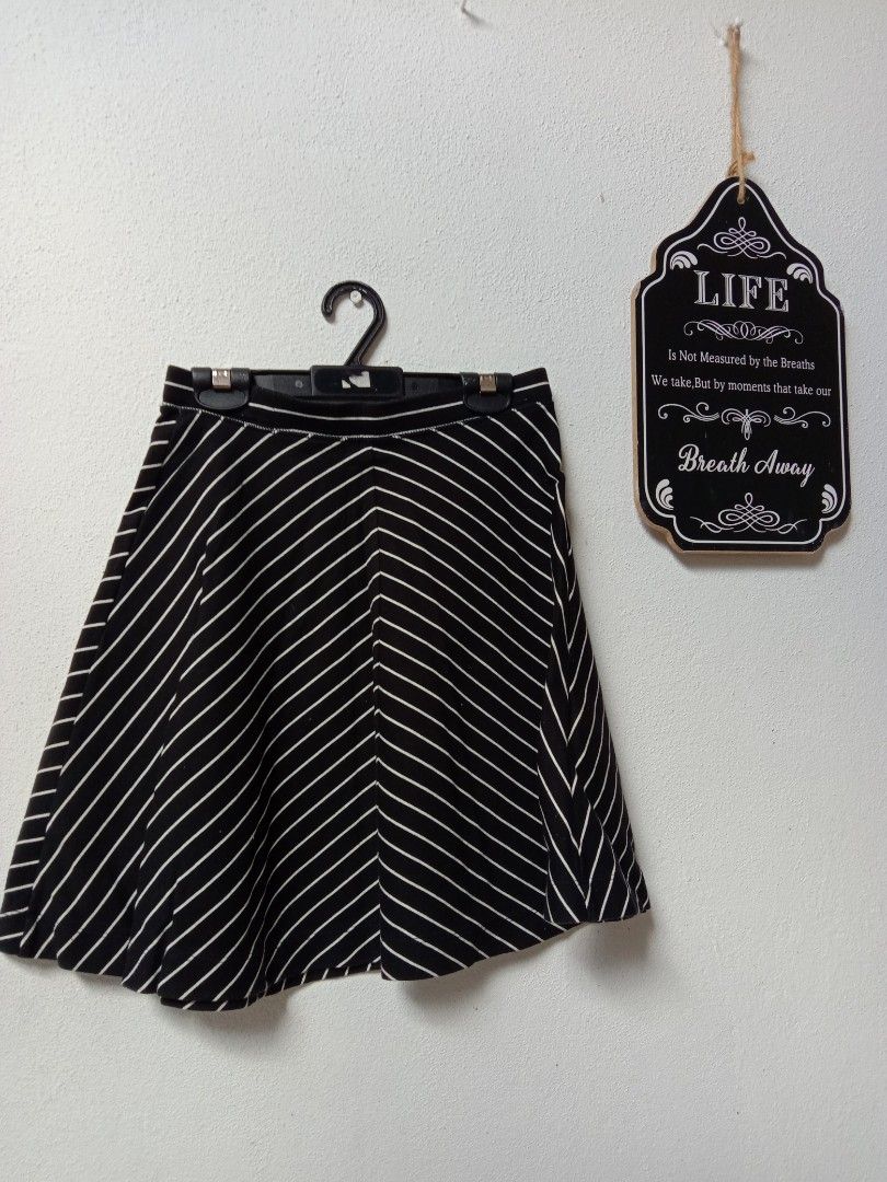 Black and white diagonal striped skirt online