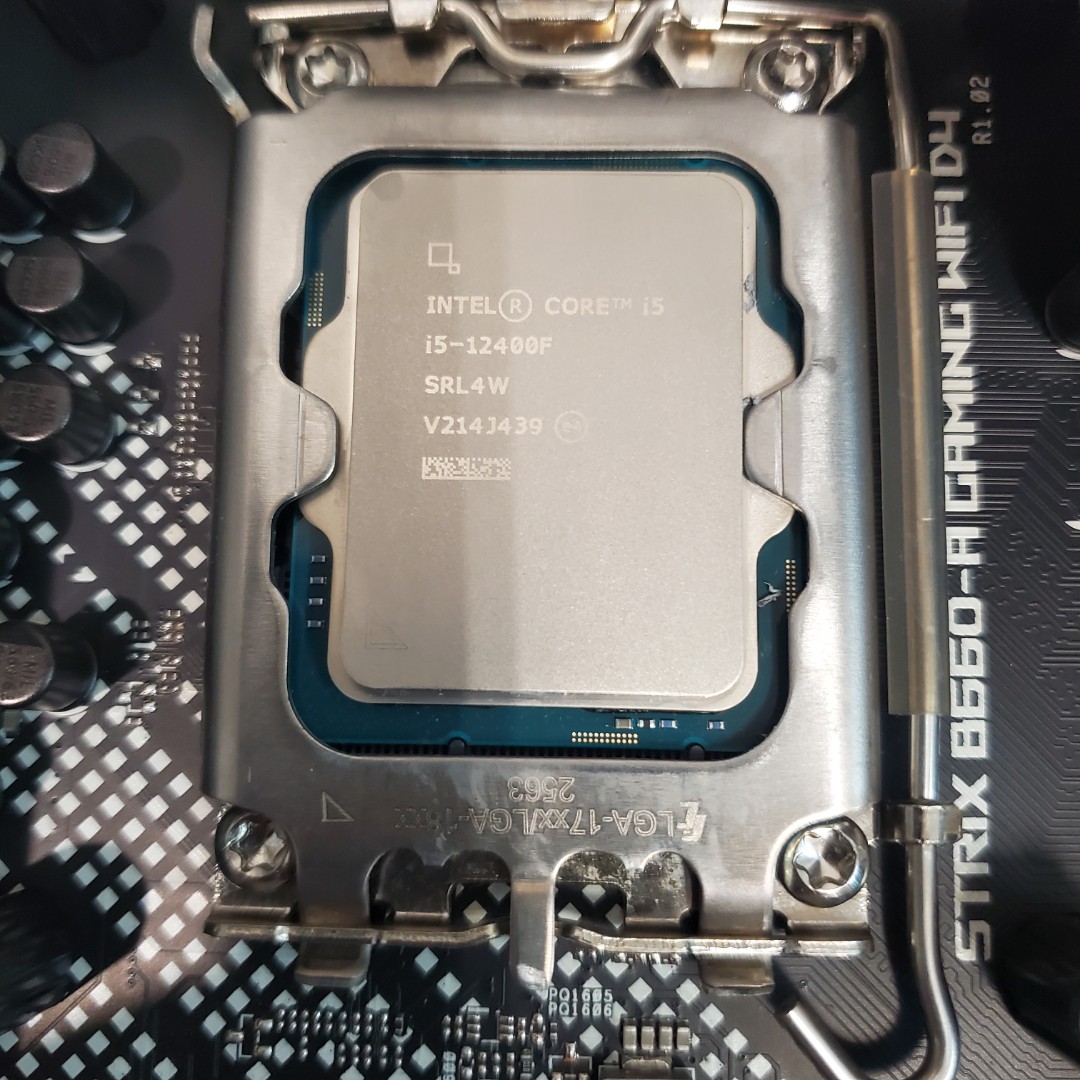 Intel Core i5-12400F 處理器18M 快取記憶體，最高可達4.40 GHz, 電腦