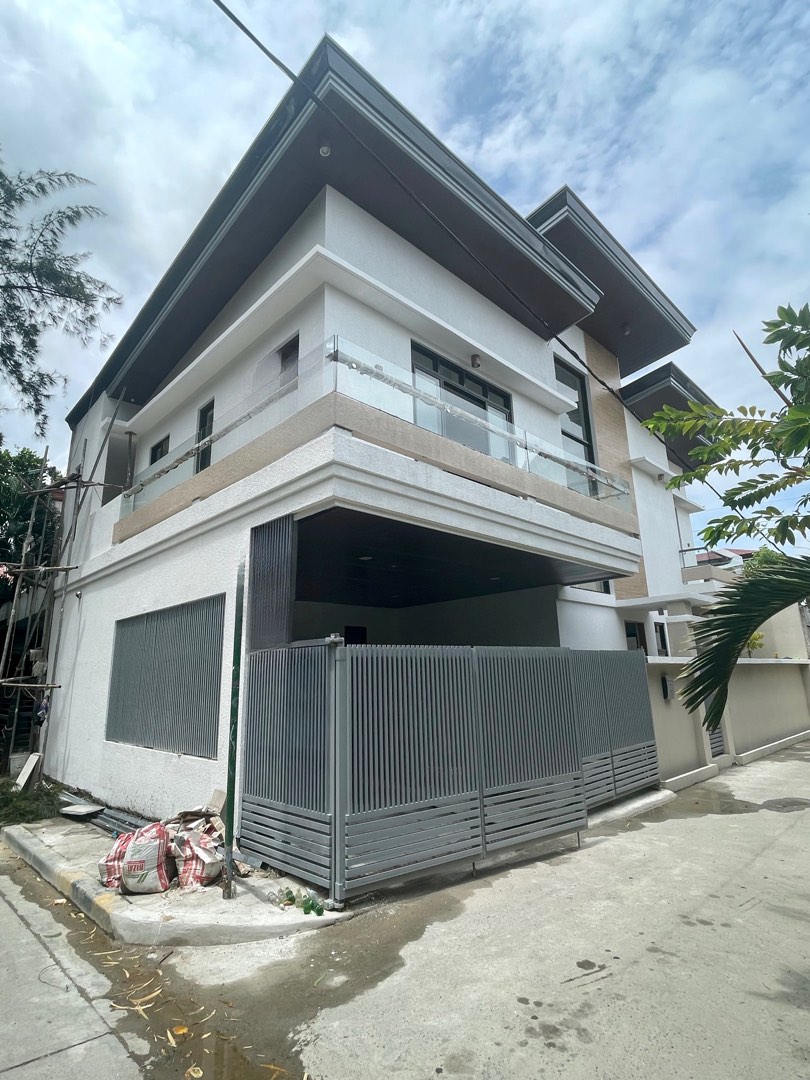 4 bedrooms corner lot house for sale in Greenwoods pasig accessible to