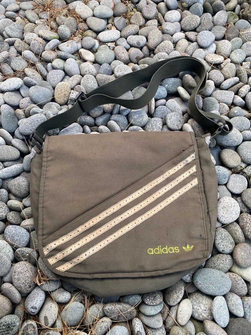 adidas bunga beg sandang