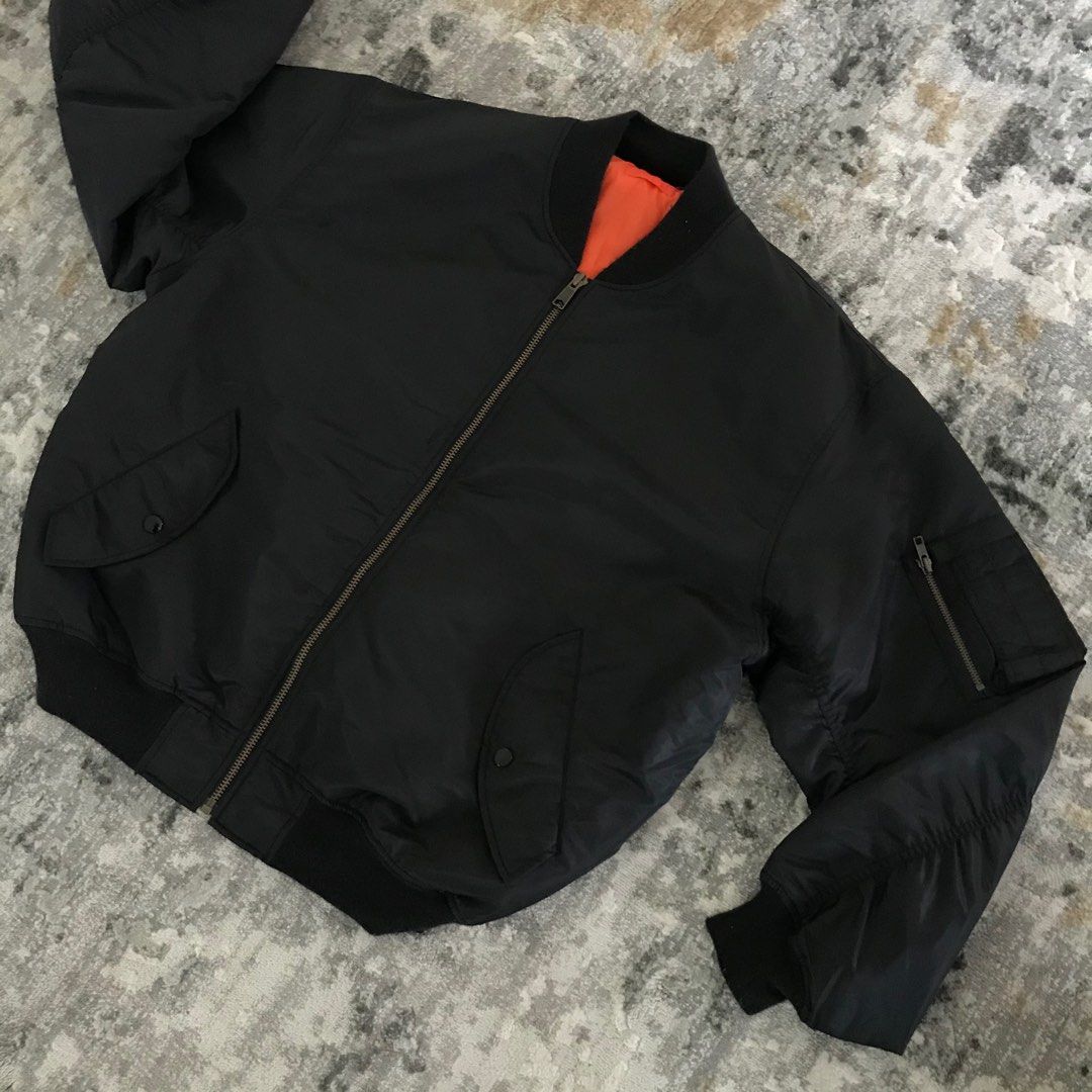 Bomber Jacket (Category: Coats, Jackets and Outerwear) located in Ipoh. Submitted by sfaznel (Listing ID 1242744015, Image 1). Description: #forsale Plain Bomber Jacket Size to L saiz In Awesome Used Condition 9.5/10! Like new!! Selected item Price RM60 siap poslaju!! Whatsupp for more details 0125947705 #bomberjacket #jacketbundle .