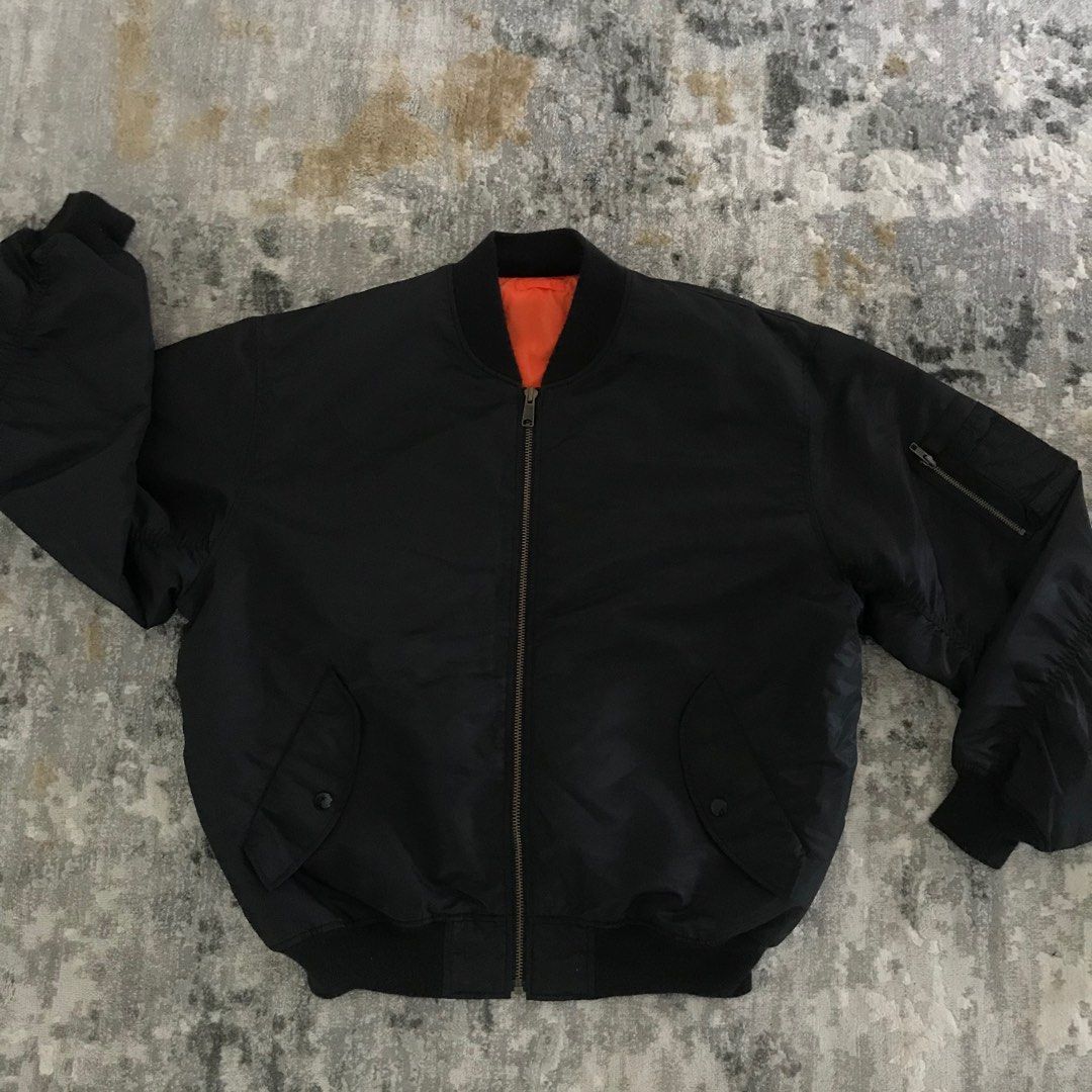 Bomber Jacket (Category: Coats, Jackets and Outerwear) located in Ipoh. Submitted by sfaznel (Listing ID 1242744015, Image 2). Description: #forsale Plain Bomber Jacket Size to L saiz In Awesome Used Condition 9.5/10! Like new!! Selected item Price RM60 siap poslaju!! Whatsupp for more details 0125947705 #bomberjacket #jacketbundle .