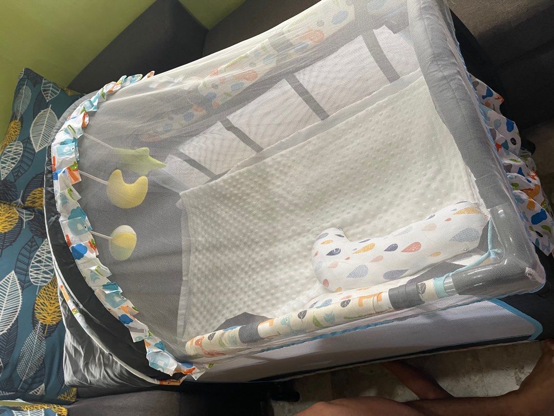 Gentle Carrier Crib with diaper changer, Babies & Kids, Baby Nursery & Kids Furniture, Cots