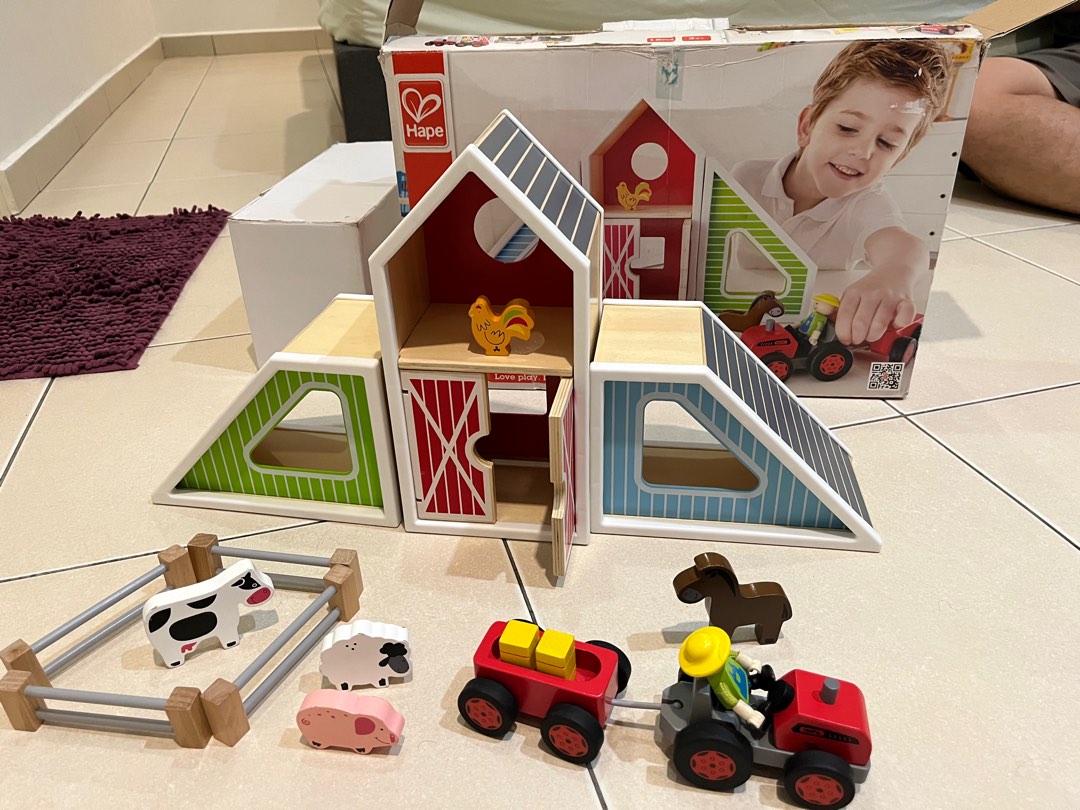 Hape shop barn play