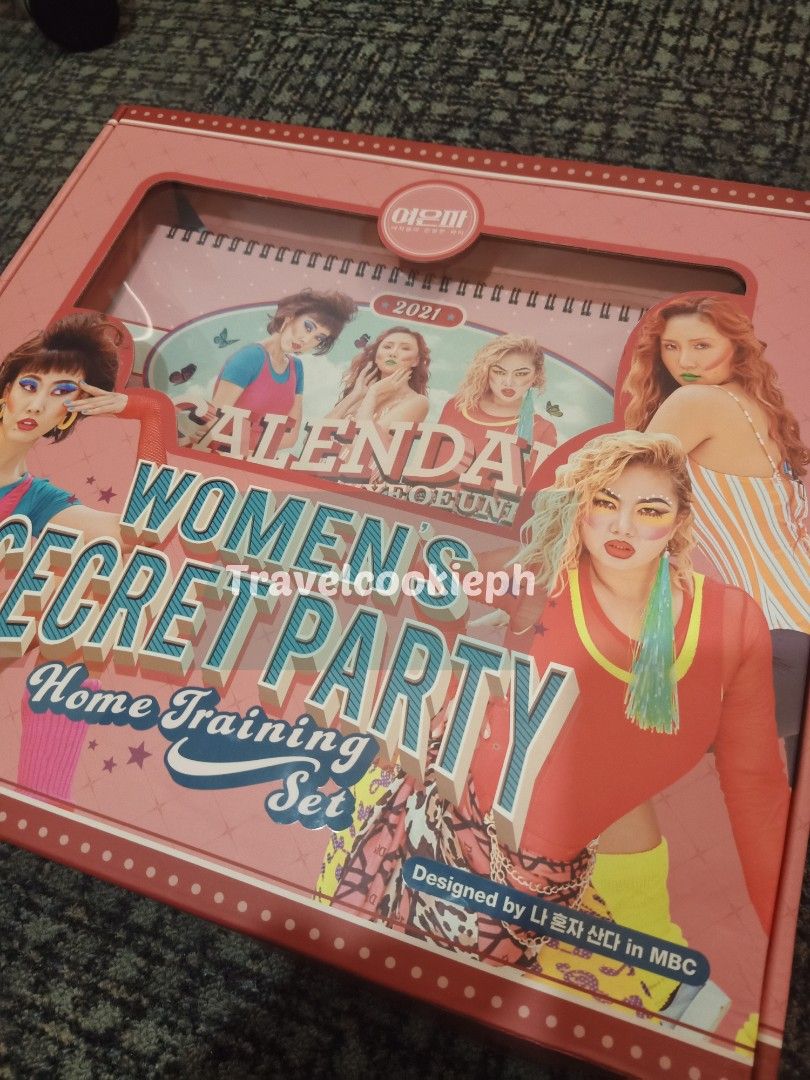 Hwasa I live alone calendar set merch on Carousell