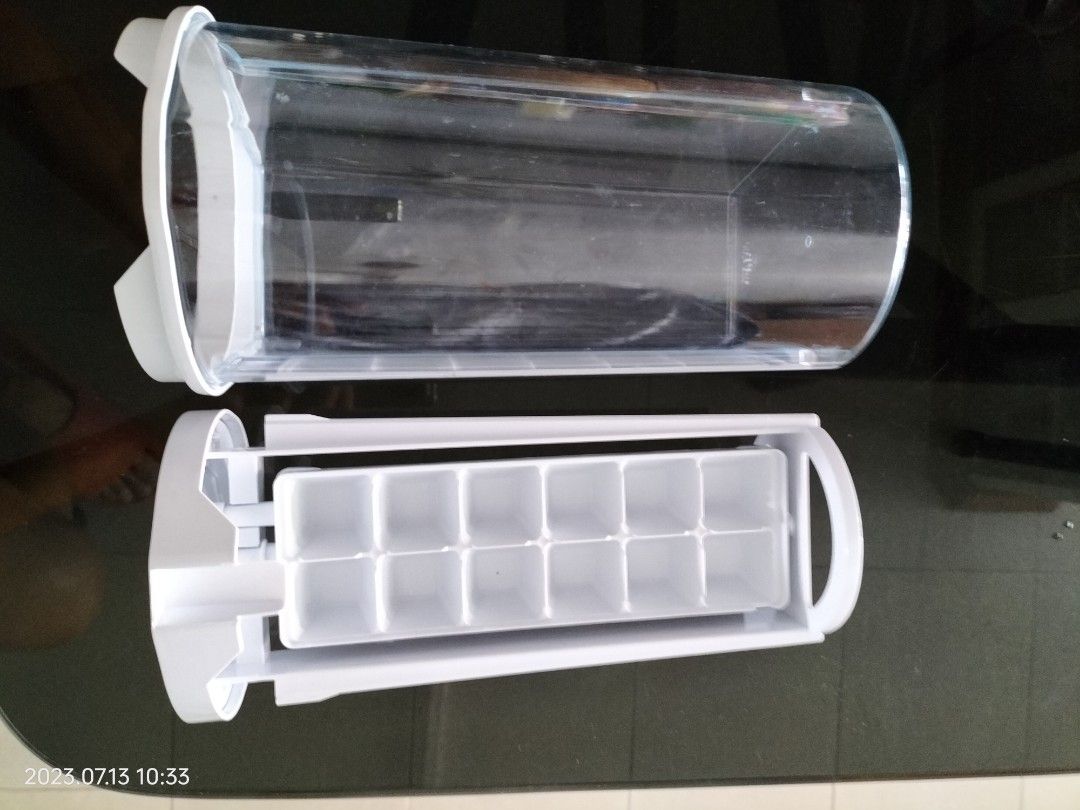Ice Maker box/tray (Category: Food Organisation & Storage) located in Singapore. Submitted by tiang8 (Listing ID 1242734708, Image 2). Description: * see-through ice maker box * self collect at/near Eunos mrt * fixed price.