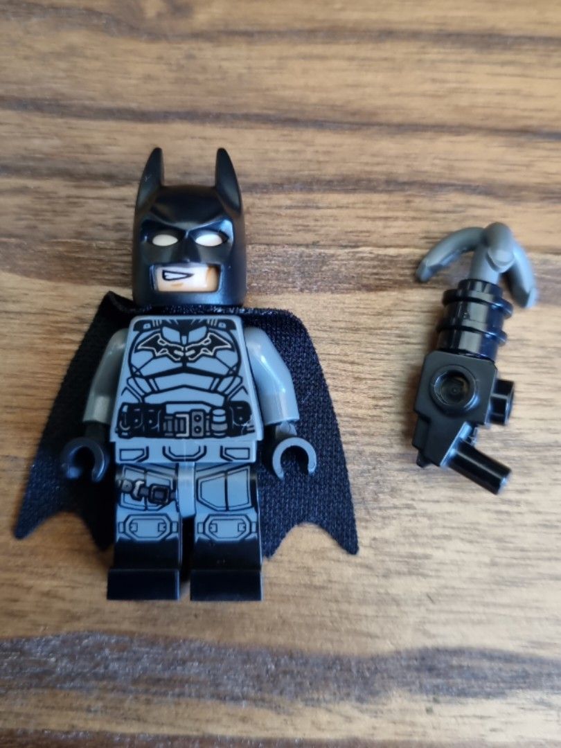 Upgrading Robert Pattinson's LEGO Batman 2022 minifigure