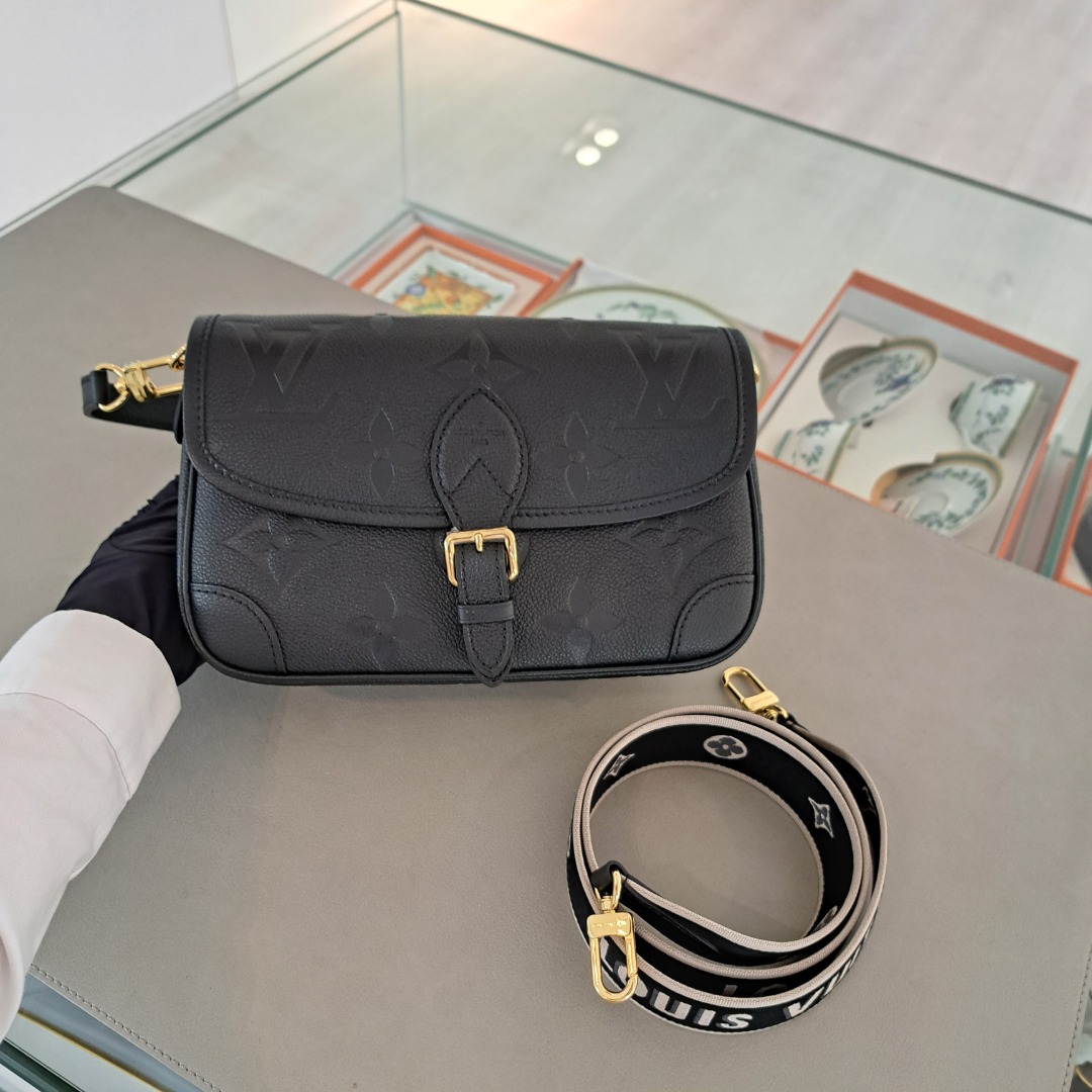 Louis Vuitton M46386 Diane , Black, One Size