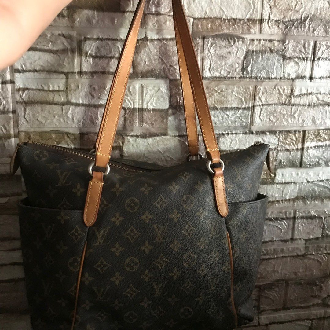 Louis Vuitton canvas tote bag, Women's Fashion, Bags & Wallets, Tote Bags  on Carousell