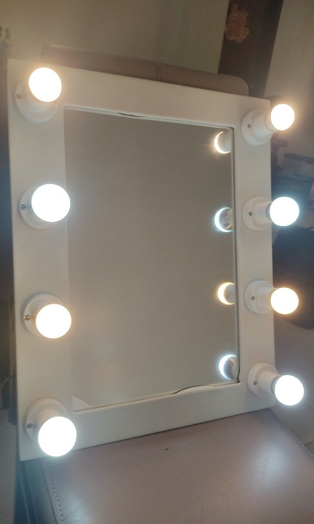 MUA Vanity mirror with lights and bag 17 x 21 inches makeup artist